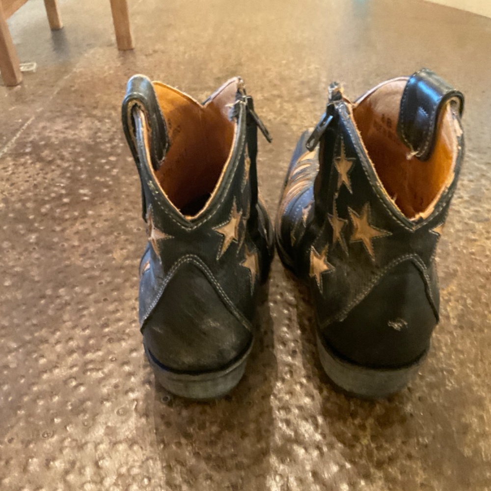 Old Gringo United Black and Tan Star Cutout Ankle Boots - Picture 4 of 5